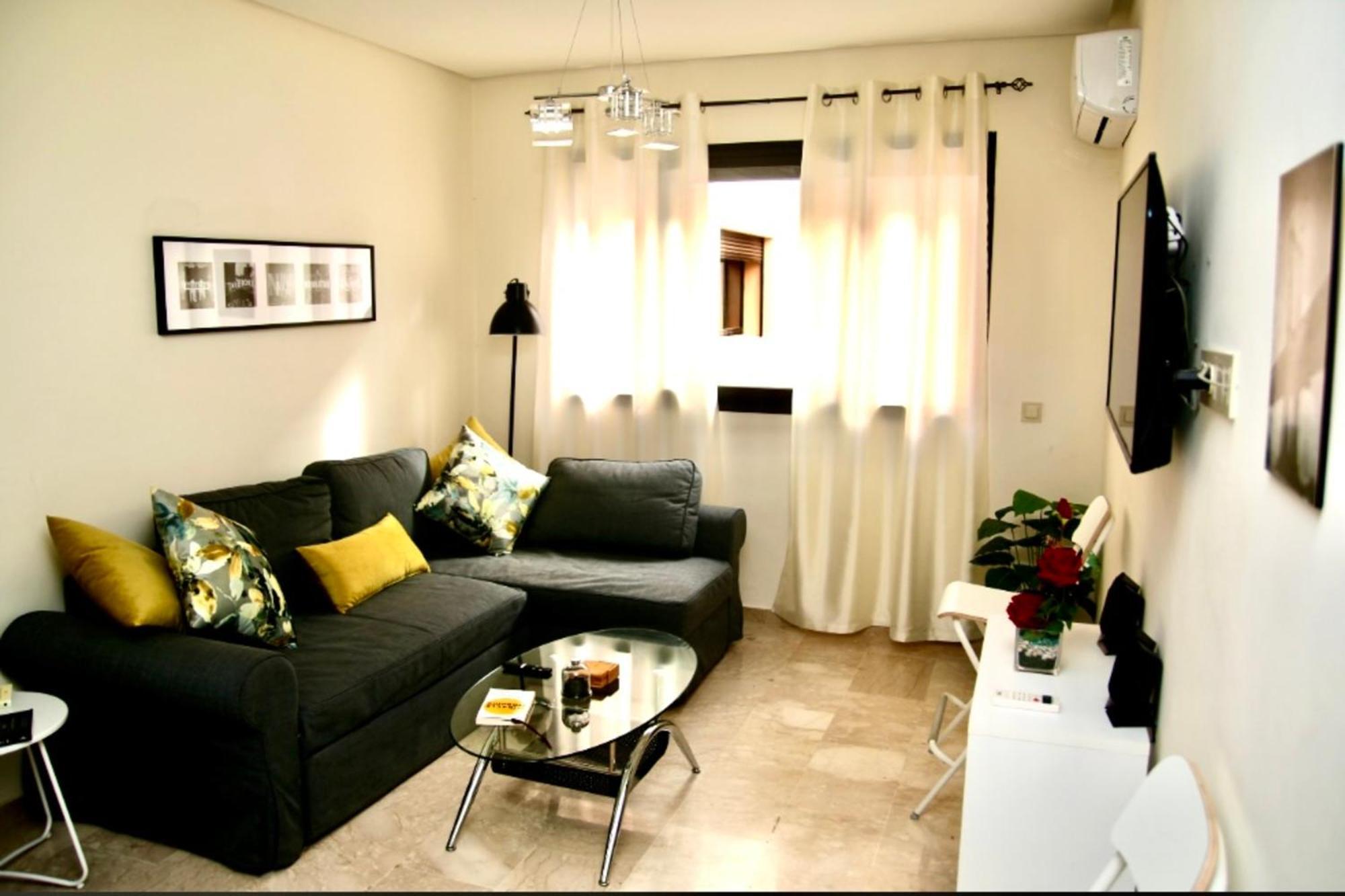 Luxurious King Bed W/pool. Well Centered. Apartment